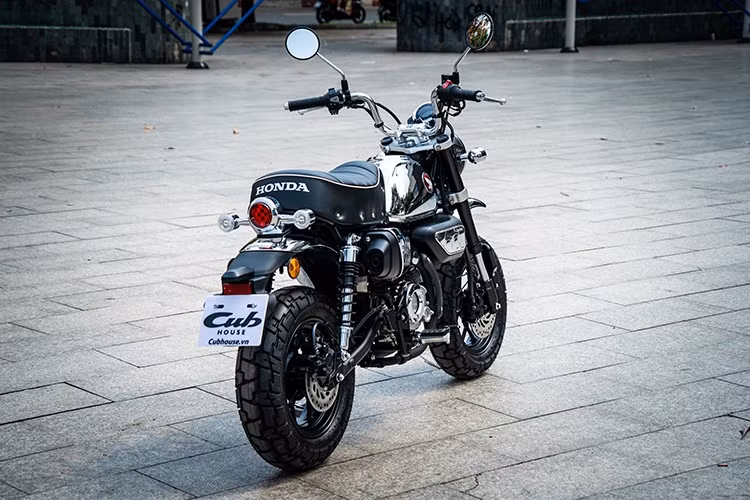 Tại Thái Lan, Honda Monkey Chrome Legacy được niêm yết với giá 117.000 baht, tương đương khoảng 82 triệu đồng. Tuy nhiên, khi về Việt Nam, mức giá thực tế chắc chắn sẽ cao hơn nhiều do chi phí nhập khẩu, thuế và yếu tố khan hiếm.