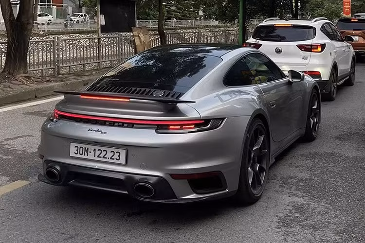 Bề mặt tapi cửa của chiếc Porsche 911 Turbo 50 Years tại Hà Nội này với tựa lưng hàng ghế sau cũng được bọc chất liệu vải dệt Tartan. Phong cách cổ điển này cũng được áp dụng trên các mẫu 911 Sport Classic hay 911 Spirit 70.
