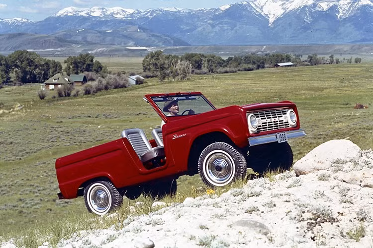 Ngày 11/8/1965, Ford giới thiệu Bronco với danh xưng “chiếc xe thể thao 4 bánh dẫn động đầu tiên trên thế giới”. Không phải kiểu quảng cáo “nổ” cho vui, nhiệm vụ của Bronco là tạo nên chiếc "Mustang đi đường off-road".