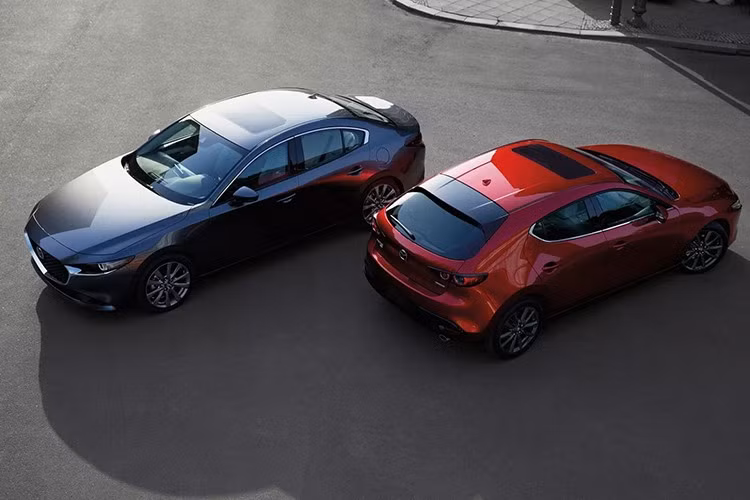 Mazda vừa chính thức giới thiệu phiên bản nâng cấp giữa vòng đời cho dòng xe Mazda3. So với bản tiền nhiệm, Mazda3 2026 có giá bán tại Mỹ tăng từ 75 USD (khoảng 2 triệu đồng) đến 915 USD (khoảng 24 triệu đồng), tùy phiên bản và hệ truyền động.