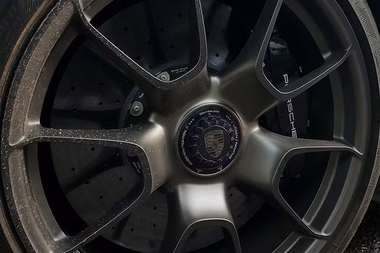 Khá thú vị là tuy không thuộc dải sản phẩm Heritage Design, nhưng mẫu xe thể thao giới hạn Porsche 911 Turbo 50 Years vẫn được trang bị huy hiệu này tại lưới tản nhiệt động cơ với dòng chữ "Turbo 50 1974-2024", kèm hình ảnh phác họa của cụm turbo hình vỏ ốc đặc trưng.