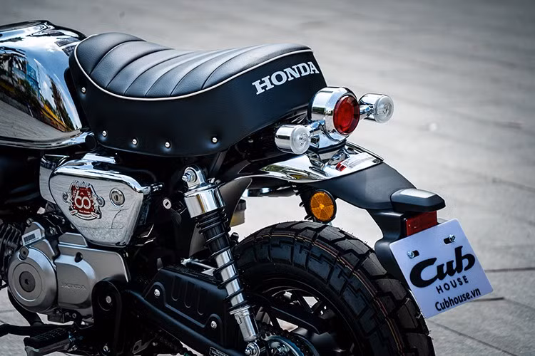 Ngoài ra, phần ốp thân xe còn được gắn thêm logo kỷ niệm 60 năm cùng biểu tượng 3D "Double Monkey", lấy cảm hứng trực tiếp từ các thế hệ Monkey đầu tiên. Yên xe bọc da hai tông màu đen - xám mang đậm phong cách cổ điển, tạo nên sự hài hòa với tổng thể thiết kế.