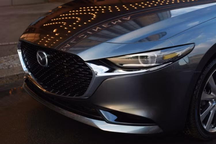 Điểm nâng cấp quan trọng nhất là hệ thống âm thanh Mazda Harmonic Acoustic 8 loa nay trở thành tiêu chuẩn, thay cho dàn 6 loa trước đây. Xe vẫn giữ màn hình giải trí 8,8 inch, đèn pha LED...