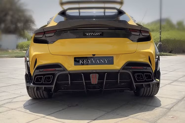 Chiếc xe được phủ kín các chi tiết khí động học giúp tối ưu hóa luồng không khí và giảm lực cản. Nó như một cuộc lột xác toàn diện so với xe nguyên bản, và chỉ còn chỗ trống, hãng độ sẽ đắp carbon lên đó.