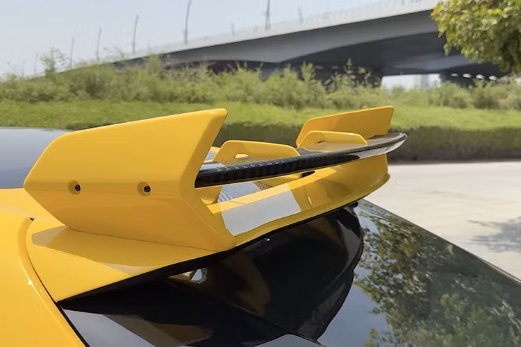 Vòm bánh xe nhiều mảnh cũng được che phủ bằng sợi carbon, trong khi một dải sợi carbon chạy dọc chắn bùn và cửa xe, phía trên ốp sườn... Một tấm ốp sợi carbon đỡ logo G trên trụ sau. Một cánh gió cố định trên nóc xe nhô ra phía sau, trong khi cánh gió sợi carbon được kéo dài đến nắp cốp. Bên dưới là dòng chữ Keyvany.