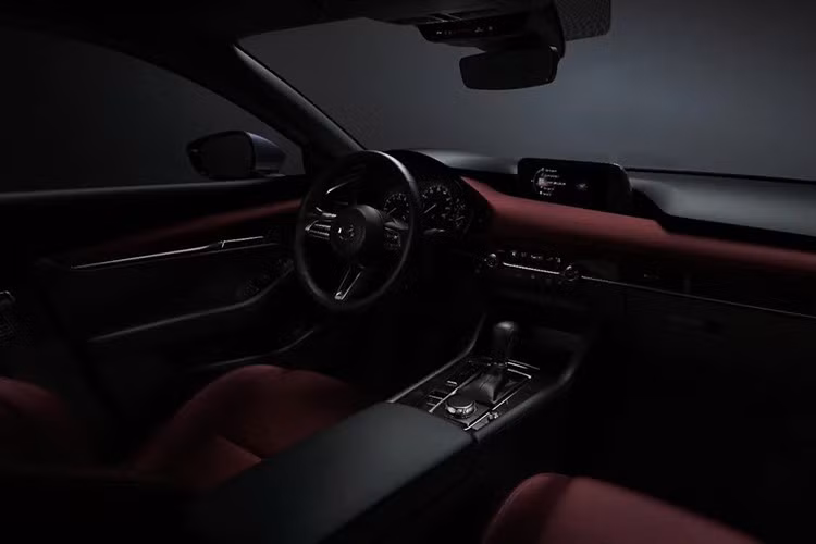 Gói an toàn chủ động ADAS với nhiều tính năng: kiểm soát hành trình bằng radar, cảnh báo chệch làn, hỗ trợ giữ làn đường và giám sát điểm mù. Đây là những trang bị vượt trội so với Mazda3 đang bán tại Việt Nam, vốn mới chỉ có công nghệ an toàn cơ bản.