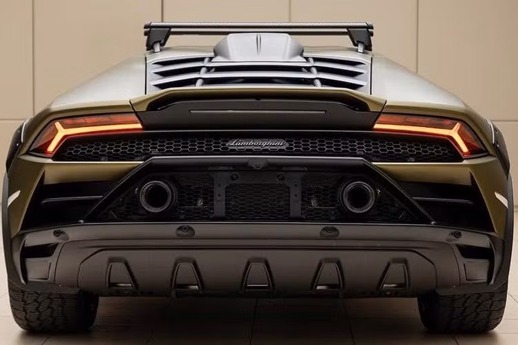 Khác với những người anh em của mình, Lamborghini Huracan Sterrato được tạo ra để chinh phục mọi cung đường, kể cả đèo núi. Cái tên Sterrato theo tiếng Ý có nghĩa là “bùn đất” và thiết kế của xe cũng được điều chỉnh cho mục đích off-road.