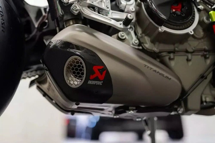 Sức mạnh này được truyền đến bánh sau thông qua bộ ly hợp trượt thủy lực. Xe cũng được trang bị hộp số sáu cấp và hệ thống sang số nhanh Quickshifter. Khả năng tăng tốc từ 0-97 km/h chỉ trong vòng chưa đầy 3 giây.