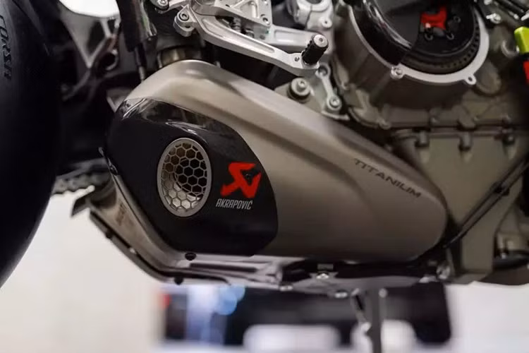 Sức mạnh này được truyền đến bánh sau thông qua bộ ly hợp trượt thủy lực. Xe cũng được trang bị hộp số sáu cấp và hệ thống sang số nhanh Quickshifter. Khả năng tăng tốc từ 0-97 km/h chỉ trong vòng chưa đầy 3 giây.