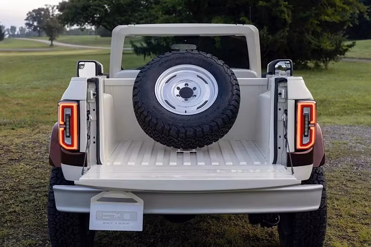 Chiếc xe ấy không chỉ là nguồn cảm hứng mà còn là sợi dây kết nối trực tiếp với DNA thiết kế nguyên bản của Bronco, dẫn dắt đội ngũ Ford tạo ra "Bronco Roadster Concept". Mẫu xe này không sản xuất đại trà mà chỉ là lời tri ân đến lịch sử phát triển, hình thành của Bronco.