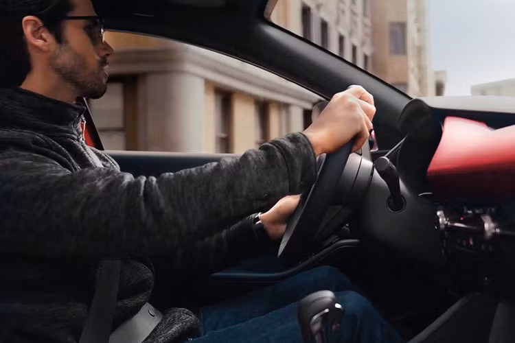 Mazda3 2.5 S tiêu chuẩn: mâm 16 inch, thiết kế thực dụng, chưa hỗ trợ điều khiển giọng nói Amazon Alexa. Mazda3 2.5 S Select Sport: mâm 18 inch đen, gương chiếu hậu đen, ghế da, điều hòa hai vùng và gạt mưa tự động.