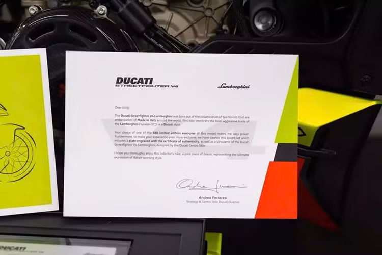 Về mặt cơ khí, chiếc xe được trang bị hệ thống chống bó cứng phanh ABS EVO khi vào cua, hệ thống treo Ohlins bán chủ động có thể điều chỉnh và giảm chấn tay lái. Ngoài ra còn có một tấm kim loại trên đỉnh bình xăng cho biết chiếc xe này mang số thứ tự 230 trong tổng số 630.