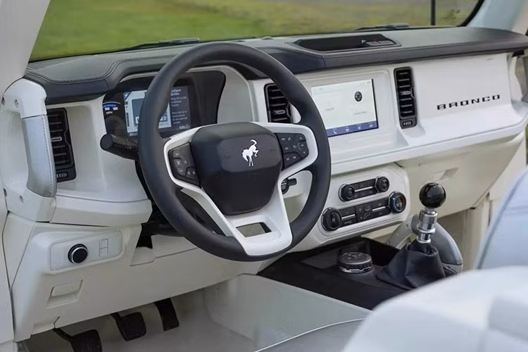 Ford gọi Bronco Concept này là hành trình biến thế hệ thứ 6 trở về nguồn cội, lột bỏ toàn bổ những chi tiết rườm rà để thể hiện rõ tinh thần của U13 Roadster năm nào. Cả trưởng phòng thiết kế Todd Willing và giám đốc Paul Wraith đều thách thức đội ngũ: Làm sao để giữ được sự đơn giản đầy cuốn hút?