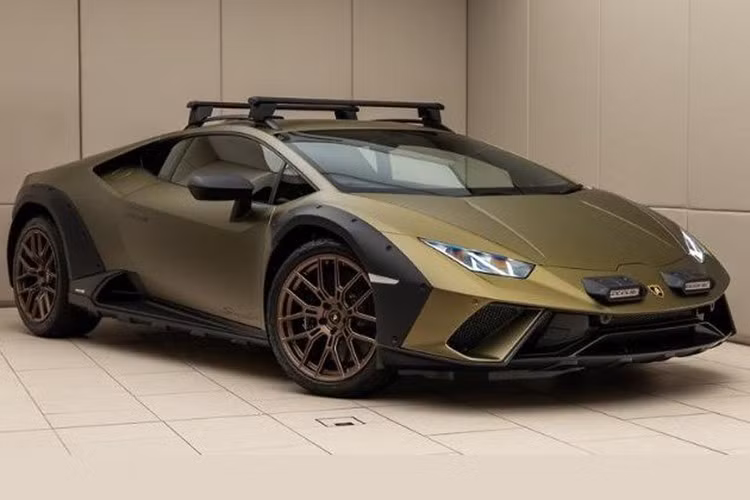 Cụ thể, gầm xe được nâng cao thêm 47 mm trong khi mũi xe được làm sắc thêm 1% và góc thoát tăng thêm 6,5%. Riêng khu vực đầu xe được mở rộng thêm 30 mm trong khi con số tương ứng của đuôi xe là 34 mm nhằm mang đến sự cân bằng và ổn định trong quá trình vận hành.