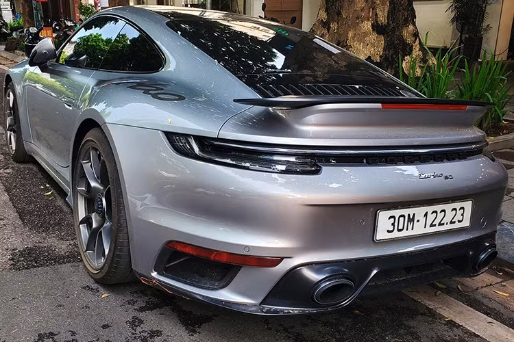 Dù đã được bật mí có đến 2 chiếc xe Porsche 911 Turbo 50 Years về thị trường Việt Nam trong năm nay, nhưng hình ảnh của xe thứ 2 khá kín tiếng, chỉ đến khi xe về với chủ nhân, có biển số, và lăn bánh ngoài đường mới bị các tay săn ảnh chộp được.