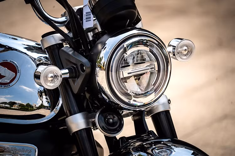 So với các phiên bản Monkey từng ra mắt, Chrome Legacy vẫn giữ nguyên dáng vẻ nhỏ gọn, mang đậm phong cách retro vốn đã ăn sâu vào tâm trí người hâm mộ. Tuy nhiên, để kỷ niệm chặng đường đặc biệt, Honda đã bổ sung nhiều chi tiết nổi bật, giúp bản giới hạn này khác biệt hoàn toàn.