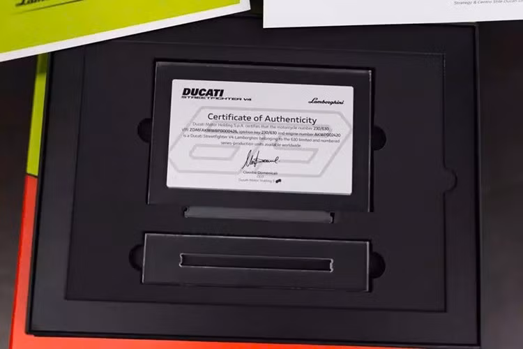 Những ai yêu xe phân khối lớn chắc hẳn đều biết đến động cơ Desmosedici Stradale V4 1.103cc , được lấy cảm hứng từ xe đua MotoGP, cho công suất 208 mã lực và mô-men xoắn 90 lb-ft (123 Nm).