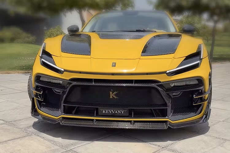 Chiếc siêu SUV Ferrari Purosangue "điên rồ" nhất thế giới là chiếc Keyvany G Edition độc nhất vô nhị, được đặt hàng bởi một khách hàng giàu có, danh tính vẫn chưa được tiết lộ. Tuy nhiên, mức giá được bật mí là 1,5 triệu đô la, cao gấp hơn ba lần giá của chiếc xe nguyên bản.