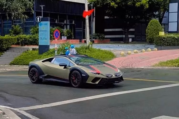 Mới đây, một chiếc siêu xe Lamborghini Huracan Sterrato mới bị bắt gặp lăn bánh tại Thành phố Thủ Đức, TP.HCM, đã nhận được sự quan tâm đặc biệt của giới mê xe, cũng như các đại gia chơi xe trong khắp cả nước. Lý do, đây là chiếc Lamborghini Huracan Sterrato đầu tiên của 1 đại gia Việt sở hữu.