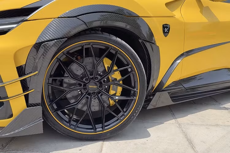 Phiên bản đặc biệt Purosangue sử dụng mâm xe 23 inch sơn đen, thay thế cho mâm 22 inch tiêu chuẩn. Mâm xe lớn hơn không chỉ mang lại dáng vẻ uy nghi hơn cho xe mà còn giúp vòm bánh xe được bo tròn tốt hơn, khiến chiếc siêu xe gầm cao nhà Ferrari trông càng thêm cơ bắp.