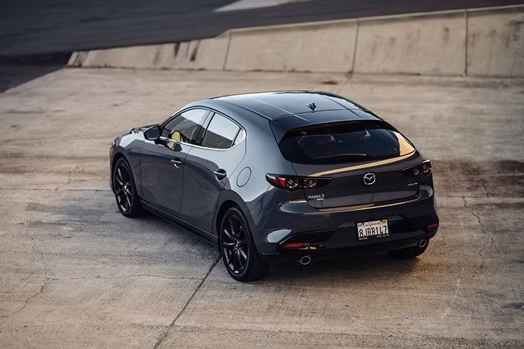 Ra mắt từ cuối năm 2018 (phiên bản 2019), Mazda3 đến nay vẫn chưa trải qua một lần nâng cấp diện mạo lớn. Nhiều báo cáo cho biết thế hệ tiếp theo có thể phải chờ đến năm 2032, nên hãng xe Nhật tạm thời duy trì sức hút bằng những tinh chỉnh nhỏ.
