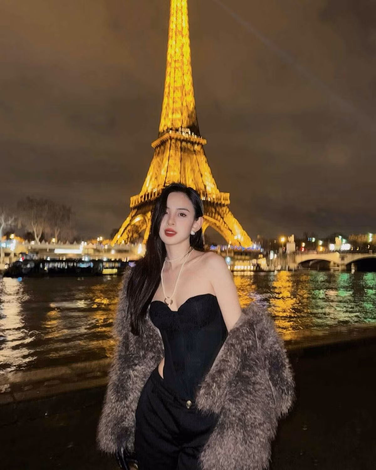 Vốn là mỹ nhân có tiếng, Hương Liên từng được ưu ái cho nhiều nickname khác nhau như “ngọc nữ”, “Kim Tae Hee Việt Nam”, “mỹ nhân nụ cười”,... Trên MXH, tài khoản TikTok của cô 726k người theo dõi, con số này ở Instagram là 164.000.