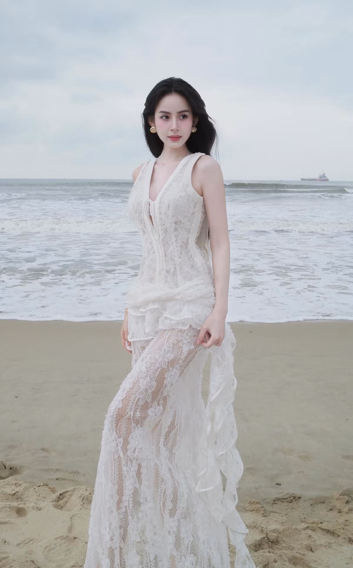 Khi ngồi cạnh Tina Thảo Thi và được nhắc về danh xưng “cô dâu hào môn”, Hương Liên cũng chỉ cười và khéo léo nhắc sang chuyện khác.