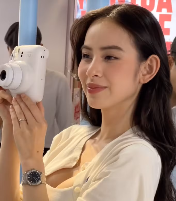 Hương Liên khiến nhiều người bất ngờ khi cô xuất hiện với trang phục giản dị, trang điểm cũng không quá cầu kỳ.