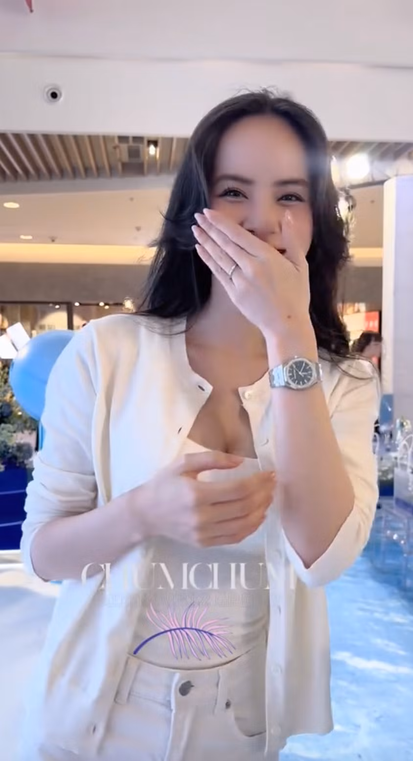 Tuy nhiên so với trước đây, không ít người hâm mộ nhận ra Hương Liên có phần ngại ngùng hơn trước đám đông, đặc biệt là khi được nhắc đến chồng hay chuyện làm dâu hào môn.