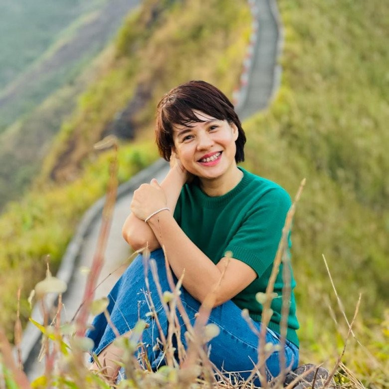 Khi nhìn lại những bức ảnh cũ, nhiều người không khỏi bồi hồi nhớ về một thời vàng son của truyền hình Việt Nam, và về một nữ nhà báo, MC Diễm Quỳnh tài sắc vẹn toàn - người đã trở thành chuẩn mực của vẻ đẹp tự nhiên, thanh lịch. Ảnh sử dụng trong bài: VTV, Facebook nhân vật.