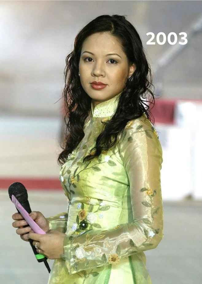 Mái tóc dài tự nhiên, gương mặt trang điểm nhẹ nhàng của nhà báo, MC Diễm Quỳnh càng làm nổi bật vẻ đẹp tự nhiên, không cần tô vẽ.