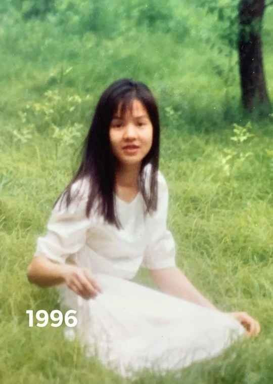 Gương mặt trái xoan thanh tú, sống mũi cao thẳng, cùng đôi mắt to tròn, lấp lánh nụ cười khiến nữ nhà báo, MC Diễm Quỳnh trở thành "nàng thơ" của biết bao khán giả truyền hình.