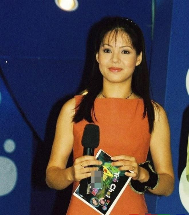 Khác với nhiều người đẹp cùng thời, Diễm Quỳnh không theo đuổi phong cách quyến rũ hay thời thượng. Cô thường xuất hiện với những trang phục đơn giản, kín đáo nhưng vẫn toát lên vẻ thanh lịch và cuốn hút.