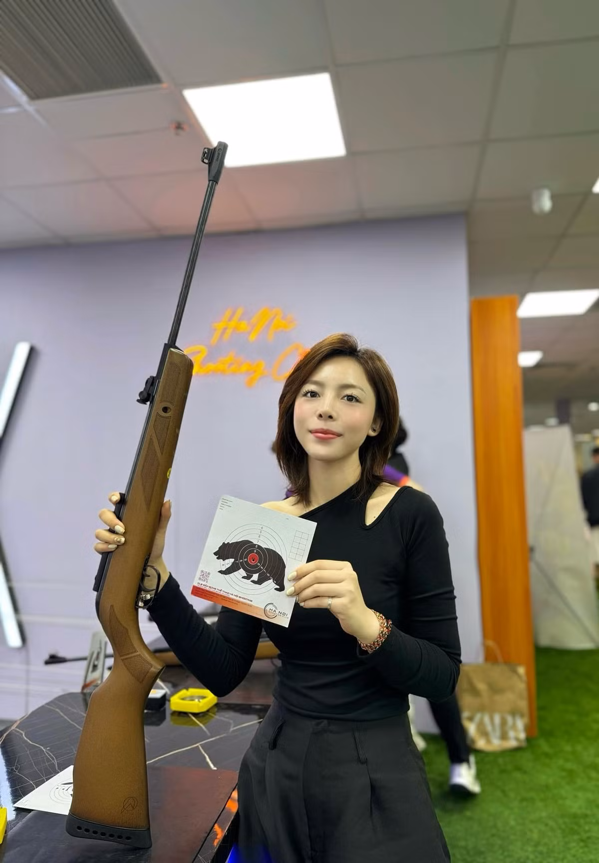 Loạt ảnh này không chỉ khoe nhan sắc mà còn là minh chứng cho quá trình khổ luyện không ngừng nghỉ của nữ xạ thủ.