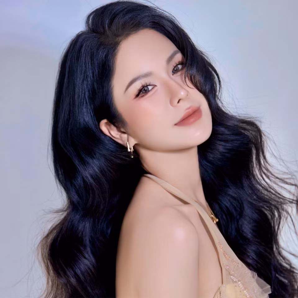 Làn da mịn màng, đôi mắt to với hàng mi cong, sống mũi cao và đôi môi căng mọng tạo nên tổng thể sắc vóc tựa "búp bê sống" vừa ngọt ngào, vừa cuốn hút của Diệp Lâm Anh. Mái tóc xoăn bồng bềnh giúp cô thêm phần quyến rũ, hiện đại và vô cùng nổi bật trước ống kính.