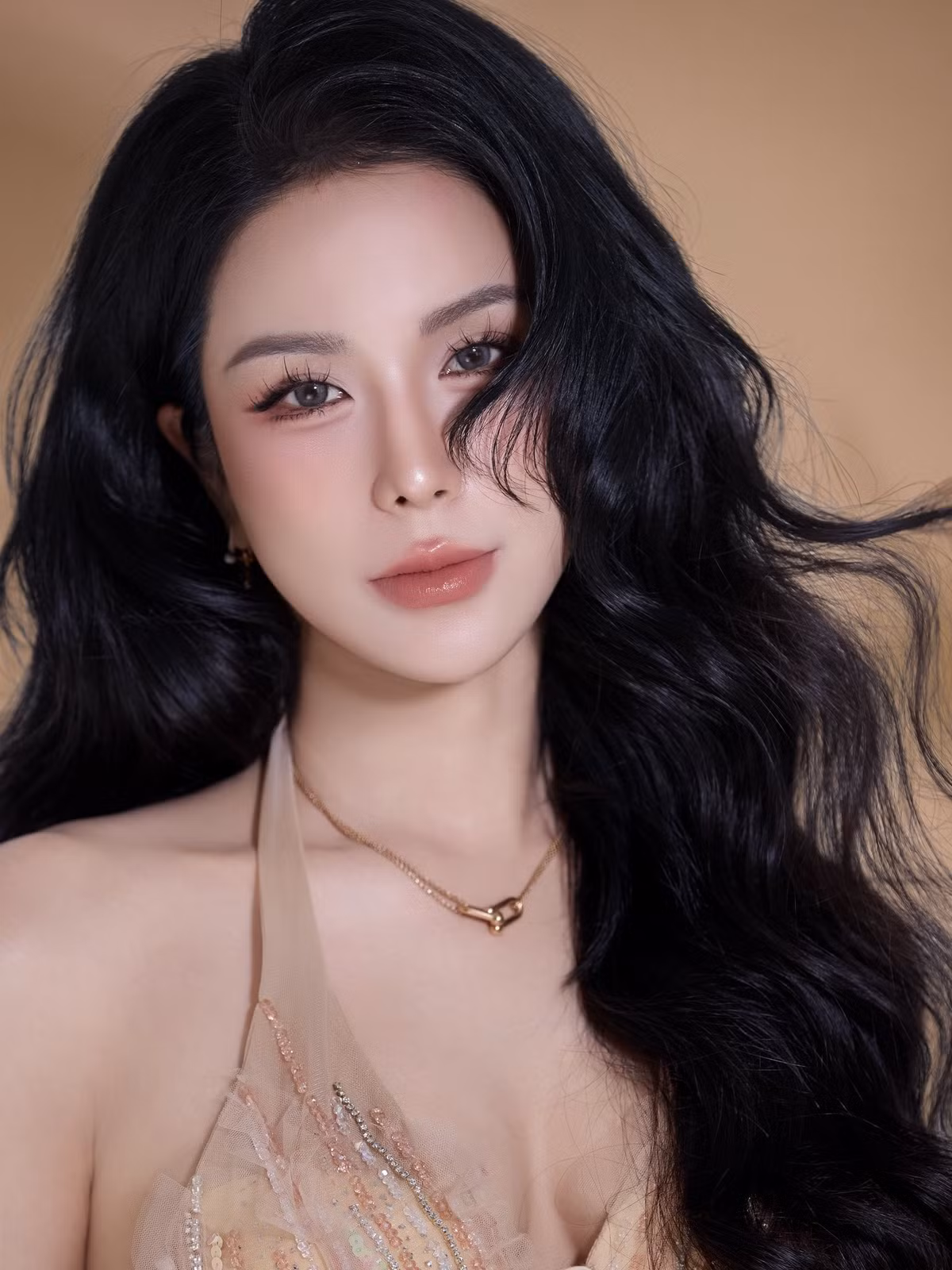 Mới đây, Diệp Lâm Anh lại khiến mạng xã hội “bùng nổ” khi chia sẻ loạt khoảnh khắc khoe nhan sắc rực rỡ. Trong những bức ảnh mới, người đẹp gây ấn tượng với gương mặt thanh thoát, đường nét mềm mại và thần thái sang trọng.