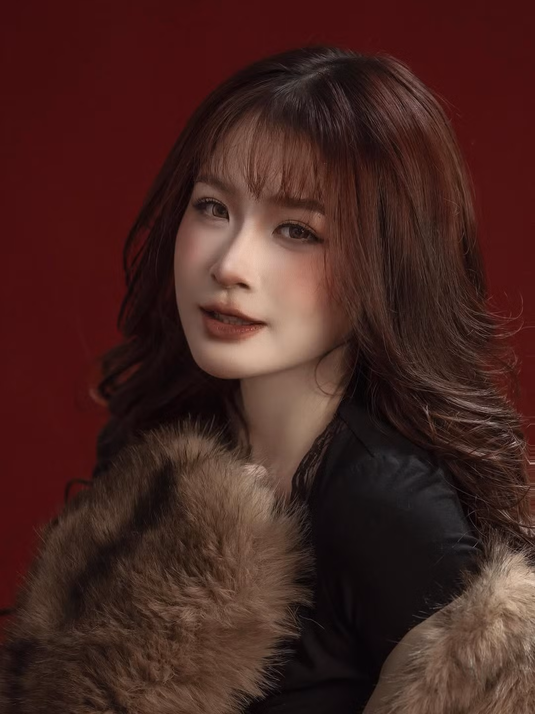 Chao được biết đến là một hot TikToker sở hữu lượng người theo dõi lớn, thường xuyên chia sẻ về cuộc sống thường ngày, thời trang, kinh doanh và những khoảnh khắc đời thường gần gũi nhưng vẫn mang màu sắc sang chảnh.