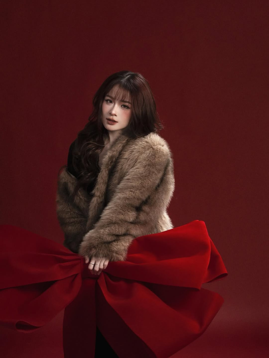 Bên cạnh danh xưng “rich kid”, Châu Anh còn khiến nhiều người ngưỡng mộ bởi thành tích học tập ấn tượng. Cô từng đạt IELTS 8.0 và hiện theo học tại Đại học New York (NYU, Mỹ) – một trong những ngôi trường danh giá.