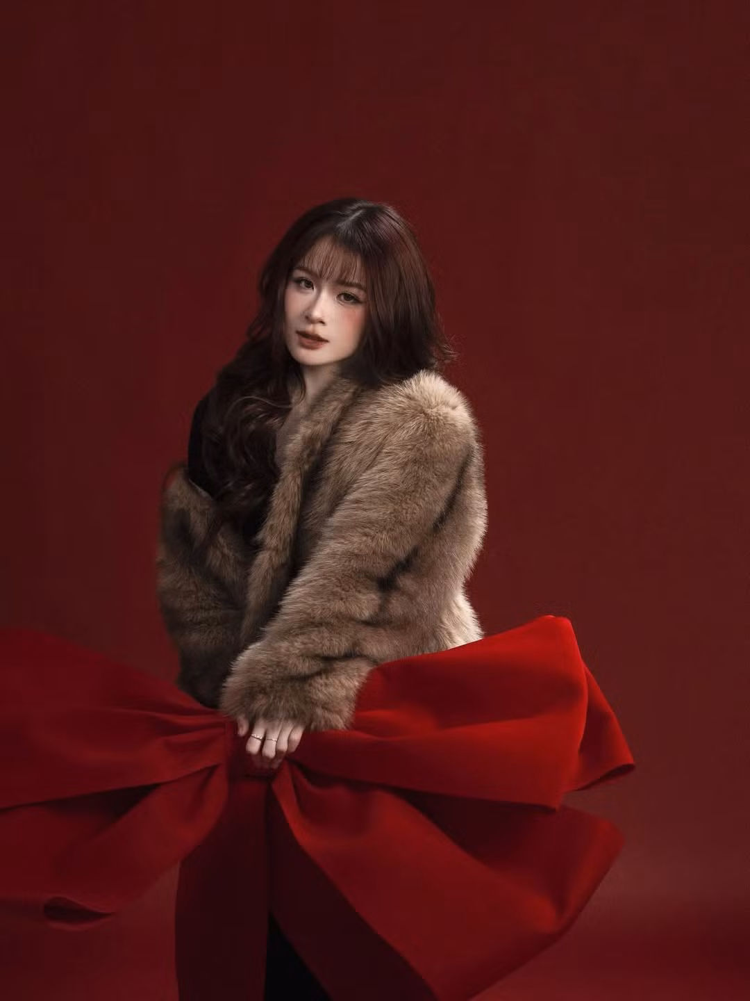 Bên cạnh danh xưng “rich kid”, Châu Anh còn khiến nhiều người ngưỡng mộ bởi thành tích học tập ấn tượng. Cô từng đạt IELTS 8.0 và hiện theo học tại Đại học New York (NYU, Mỹ) – một trong những ngôi trường danh giá.