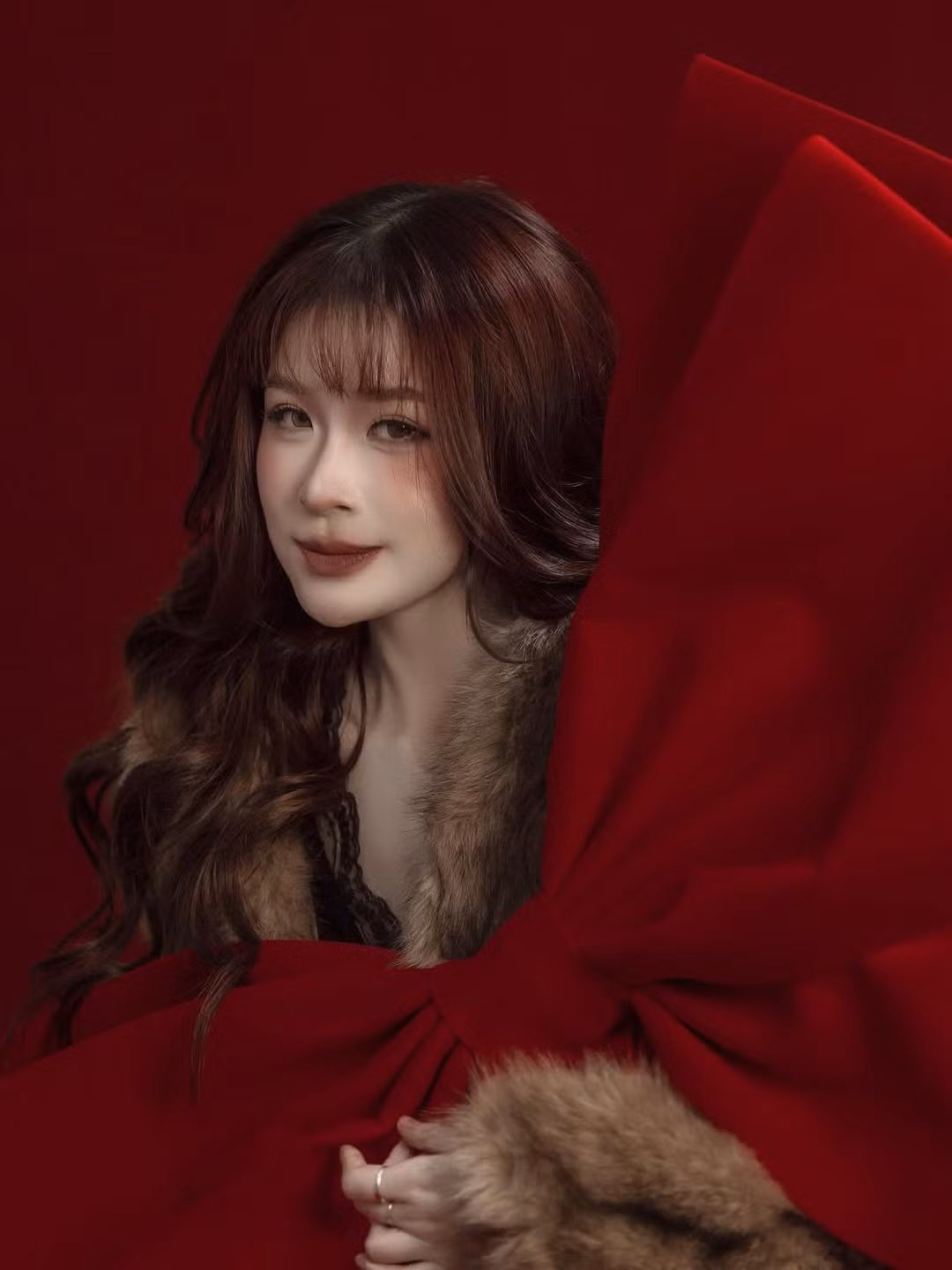 Trong bộ ảnh, Chao lựa chọn phong cách trang điểm trong veo nhưng tinh tế. Làn da trắng mịn, căng bóng nổi bật dưới ánh sáng studio, kết hợp cùng đôi má hồng nhẹ và bờ môi căng mọng tạo nên tổng thể hài hòa.