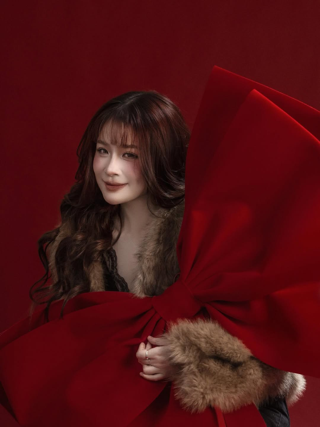 Điểm nhấn của loạt ảnh còn nằm ở thần thái điềm tĩnh, tự tin. Không cần biểu cảm quá sắc lạnh hay cười rạng rỡ, Chao vẫn toát lên khí chất trưởng thành, thanh lịch. Chính sự tiết chế trong cảm xúc và biểu cảm đã khiến nhan sắc của cô trở nên cuốn hút theo cách rất riêng, càng nhìn càng dễ gây thiện cảm.