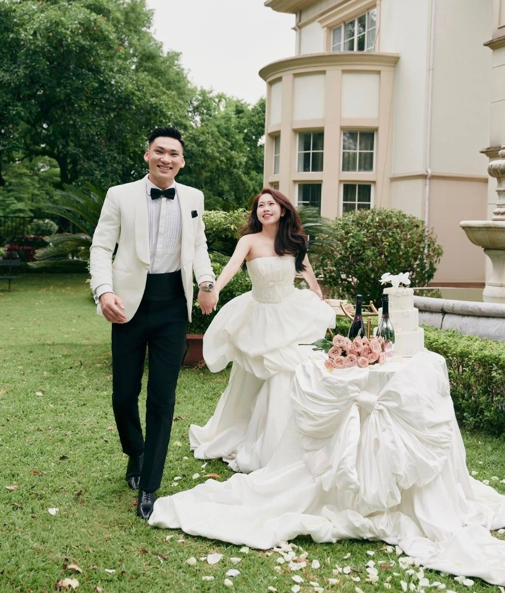 Tại V.League, Xuân Hoàng đang khoác áo CLB Đông Á Thanh Hóa, là thủ môn trẻ giàu tiềm năng, được kỳ vọng trở thành lớp kế cận của đàn anh Đặng Văn Lâm, Bùi Tiến Dũng.