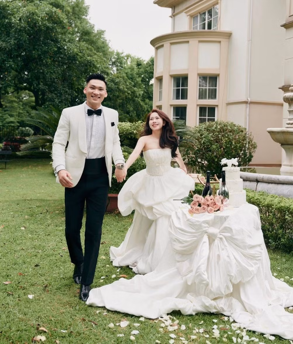 Tại V.League, Xuân Hoàng đang khoác áo CLB Đông Á Thanh Hóa, là thủ môn trẻ giàu tiềm năng, được kỳ vọng trở thành lớp kế cận của đàn anh Đặng Văn Lâm, Bùi Tiến Dũng.