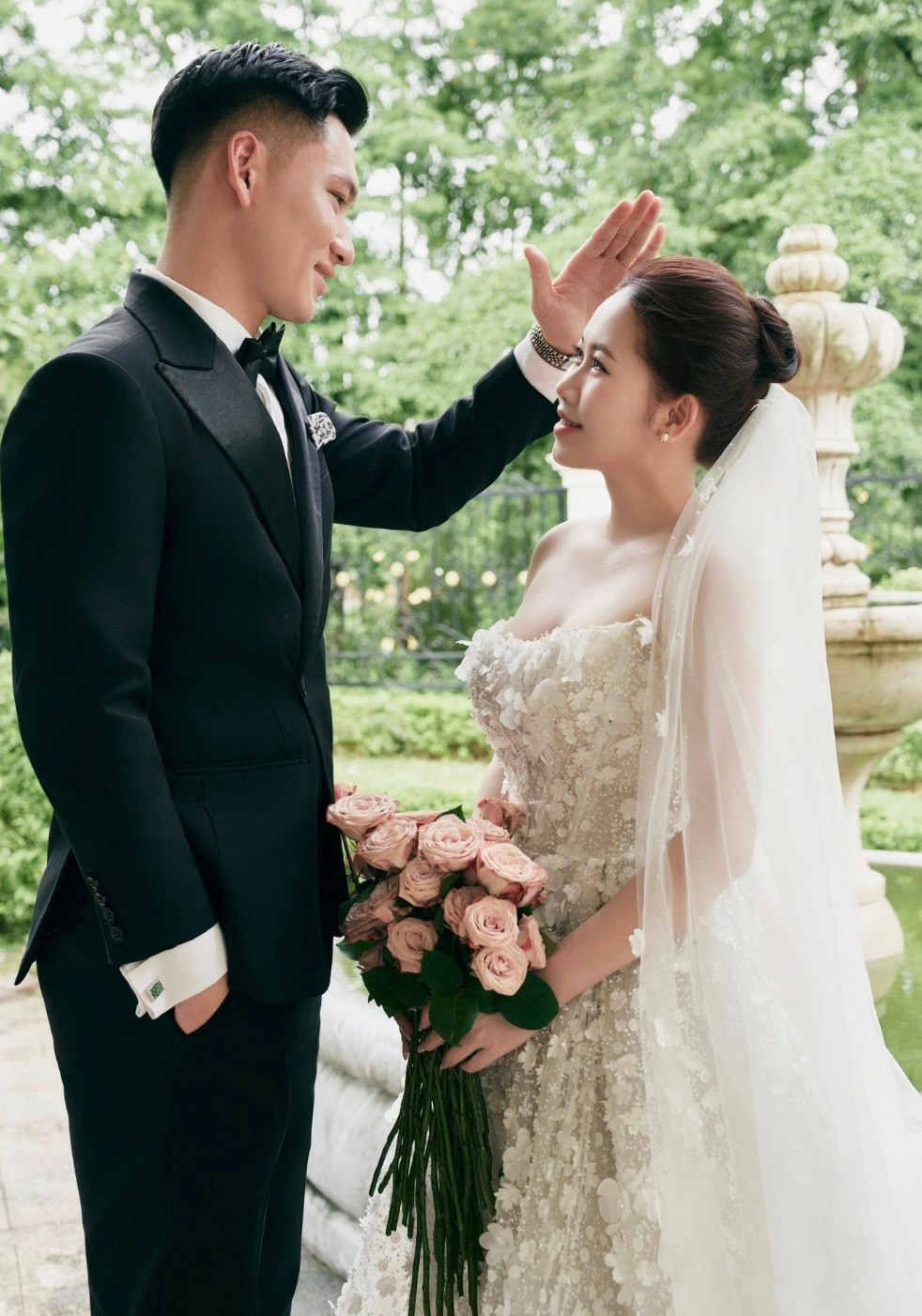 Về sự nghiệp sân cỏ, Trịnh Xuân Hoàng (sinh năm 2000) trưởng thành từ lò đào tạo trẻ Thanh Hóa, từng được triệu tập lên các cấp độ U19, U23 và đội tuyển Việt Nam.