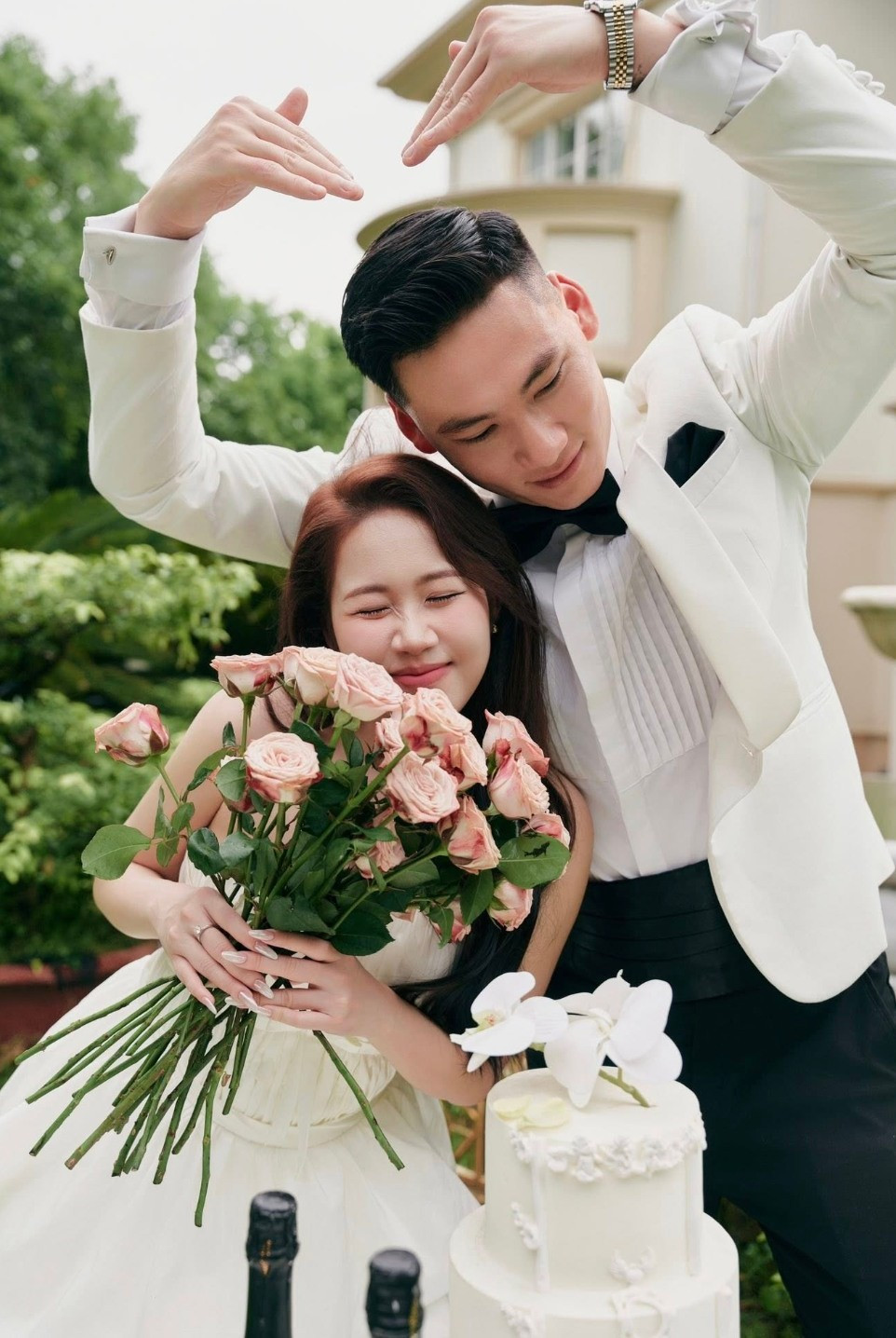 Ngọc Ánh cùng Trịnh Xuân Hoàng đã hẹn hò được 3 năm trước khi quyết định về chung một nhà. Cặp đôi được khen "trai tài - gái sắc", xứng đôi vừa lứa, toát lên sự hạnh phúc ngập tràn trong từng khung hình cưới.