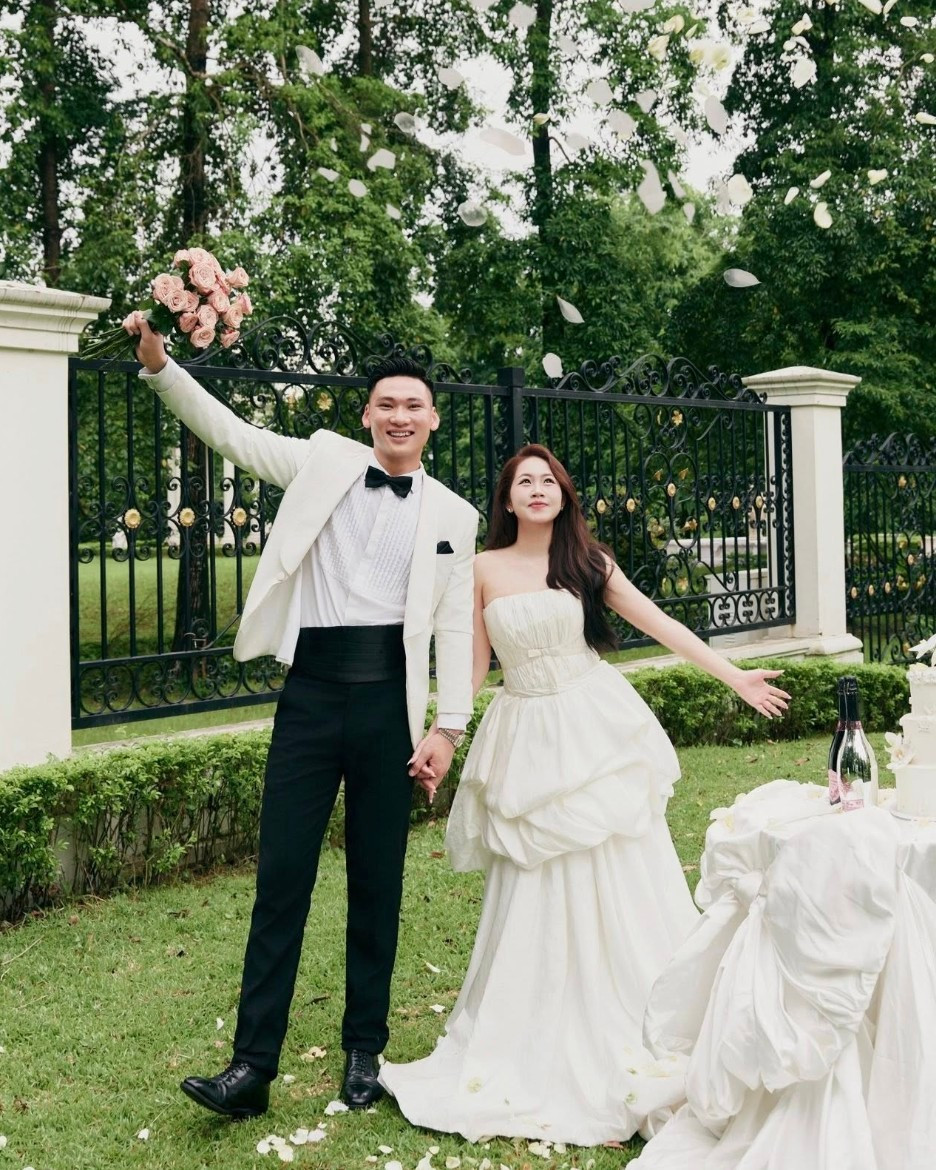 Xuân Hoàng nổi bật nhờ chiều cao 1m83, phản xạ nhanh và khả năng chỉ huy hàng phòng ngự.