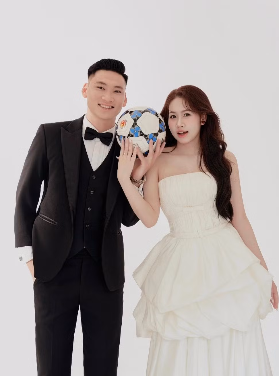 Mới đây, thủ môn Trịnh Xuân Hoàng chính thức hé lộ bộ ảnh cưới cực ngọt ngào bên vợ tương lai Nguyễn Ngọc Ánh, một nữ tiếp viên hàng không xinh đẹp hơn anh 1 tuổi.