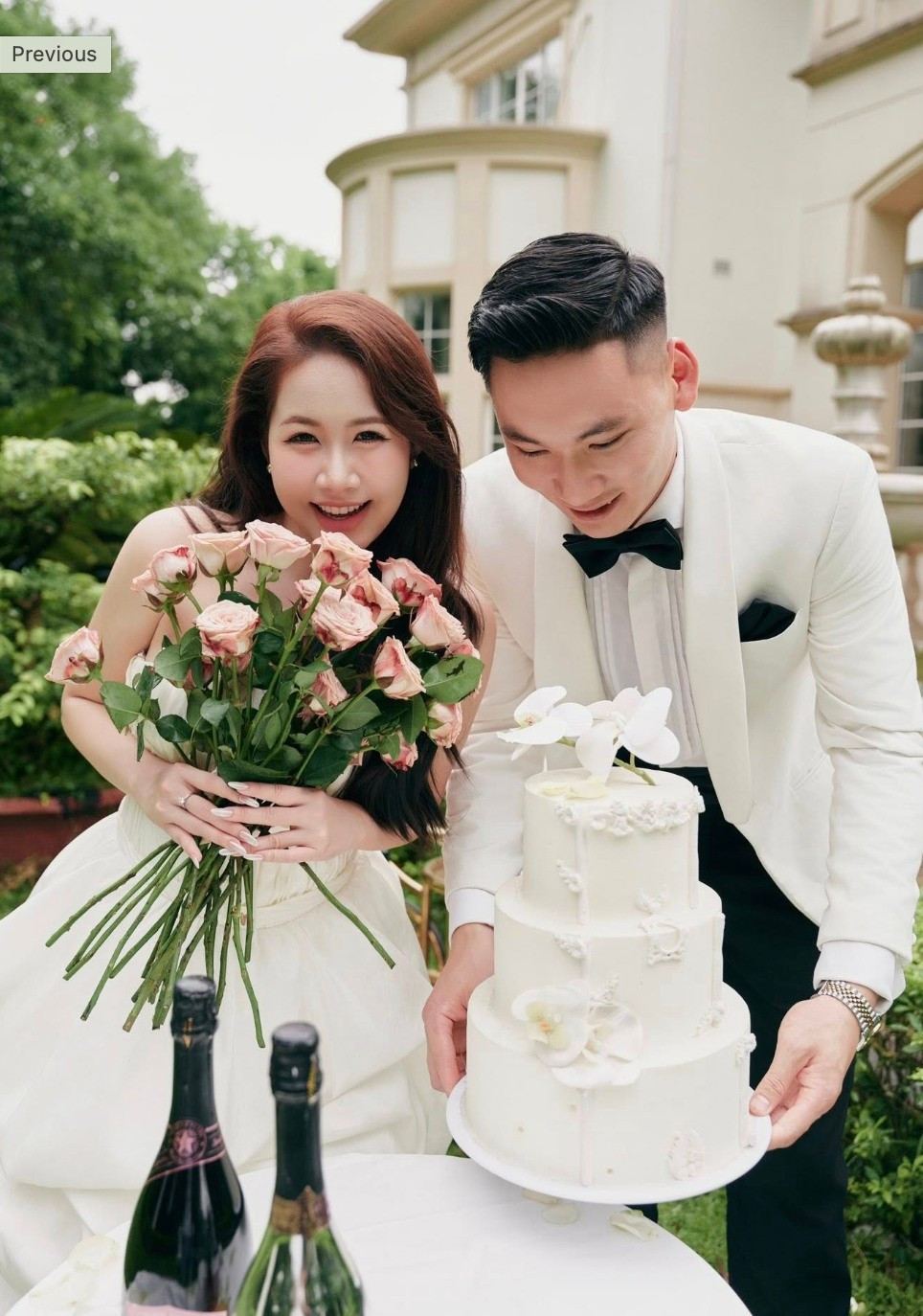 Cả hai nắm tay nhau rạng rỡ bước đi trong khung cảnh lãng mạn, còn có những khoảnh khắc cùng nhau tạo dáng bên quả bóng đá - biểu tượng sự nghiệp của chàng thủ môn xứ Thanh.