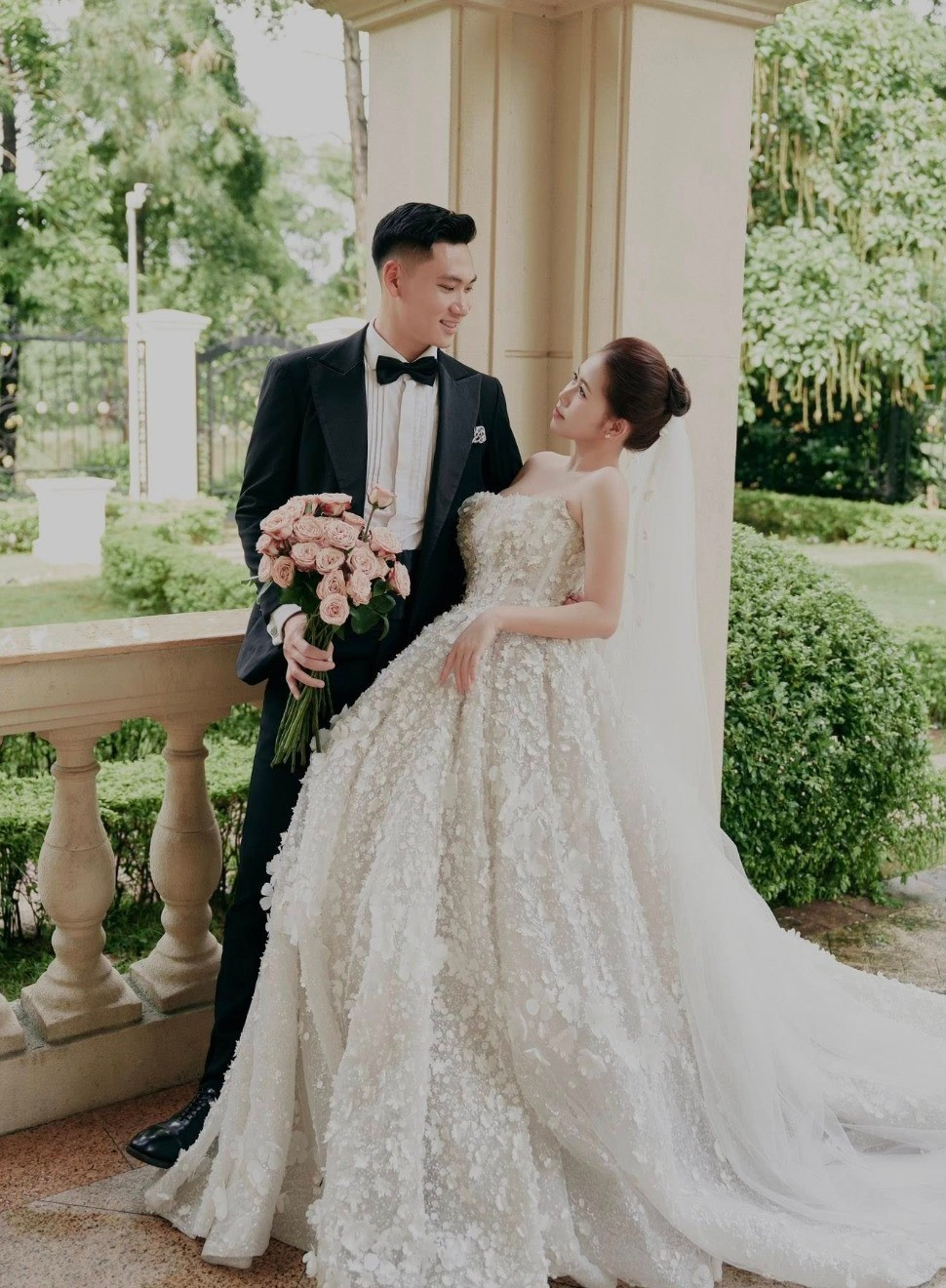 Với loạt ảnh cưới lãng mạn vừa tung ra, cặp đôi nhanh chóng nhận về "cơn mưa" lời chúc từ người hâm mộ.