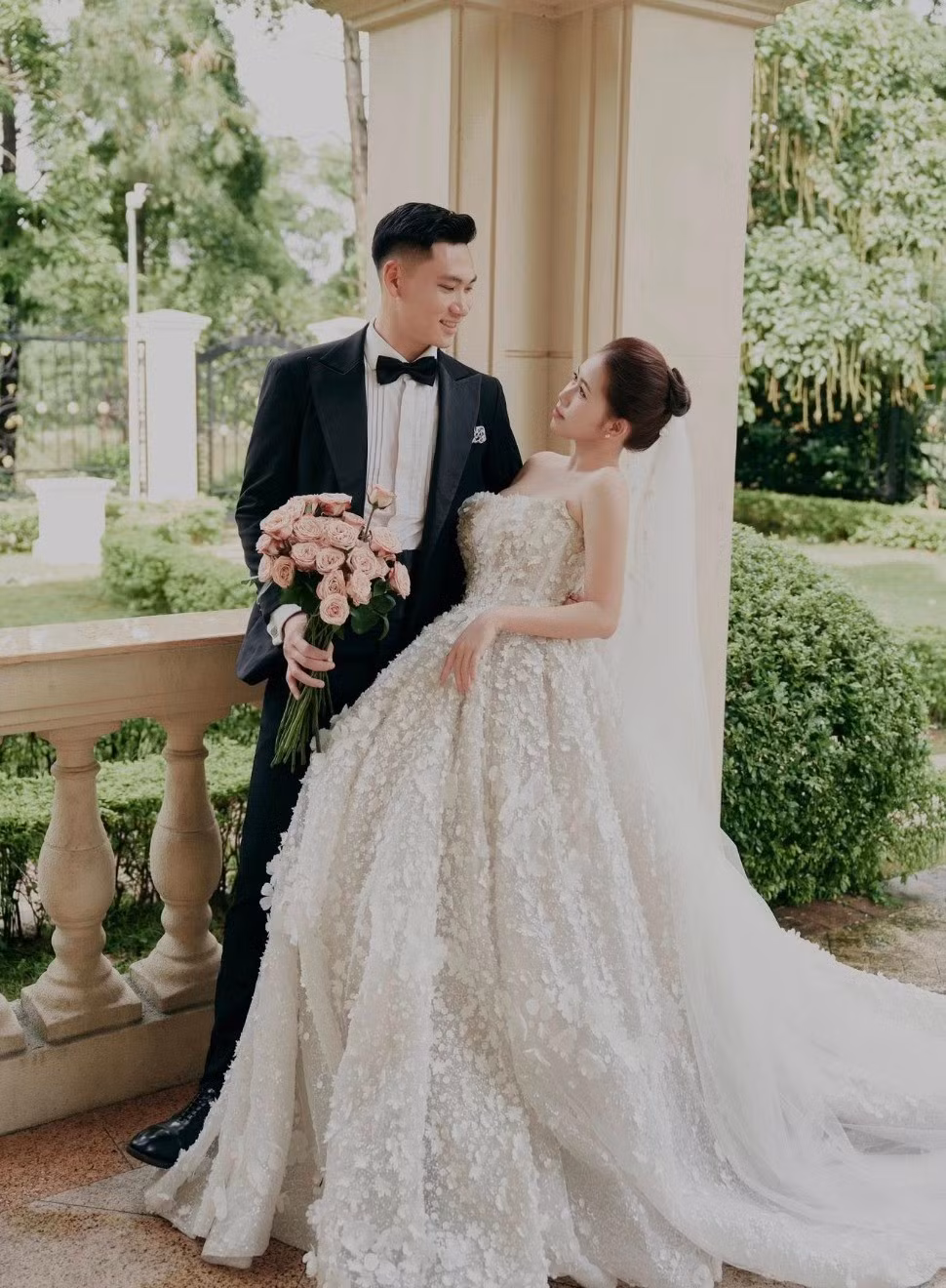 Với loạt ảnh cưới lãng mạn vừa tung ra, cặp đôi nhanh chóng nhận về "cơn mưa" lời chúc từ người hâm mộ.